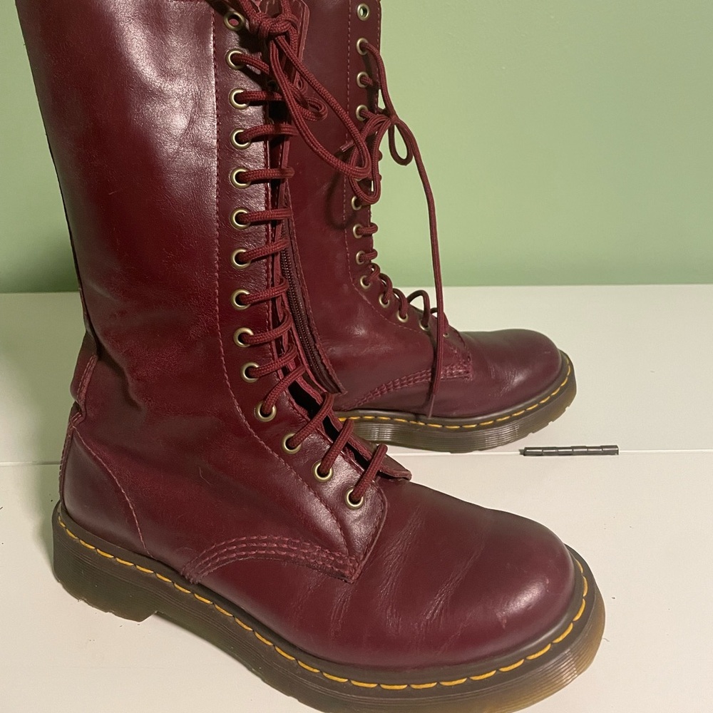 EUC Dr. Marten Lace Up Burgundy Boot 41/9